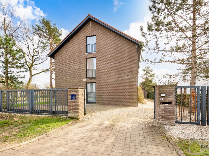 STATIGE, STRAKKE EN UITERST RUIME WONING/KANTOOR MET HOOGSTAANDE AFWERKING EN OOG VOOR DETAIL. VOORZIEN VAN 3 SLAAPKAMERS, RIANTE LEEFRUIMTES ÉN UNIEK