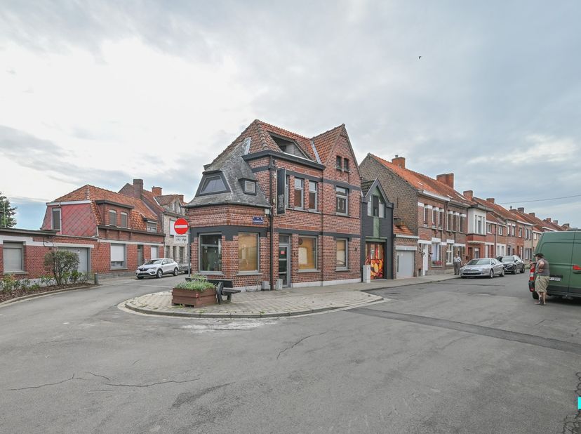 Ontdek deze uiterst zichtbare en charmante handelswoning, gelegen op een hoekperceel tussen de Vlasgaardstraat, de Eigenhaardstraat, de Schoolstraat e