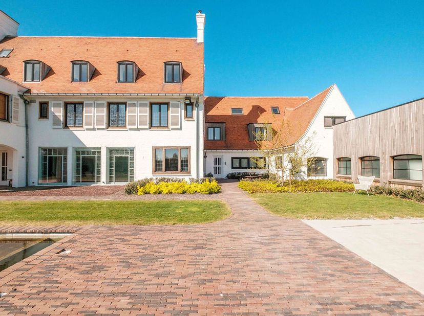 Unieke eigendom te koop in Deerlijk:&lt;br /&gt;
De villa&lt;br /&gt;
Op een zeer mooi perceel van 51 are staat deze gerenoveerde villa uit 1942. De woning ademt