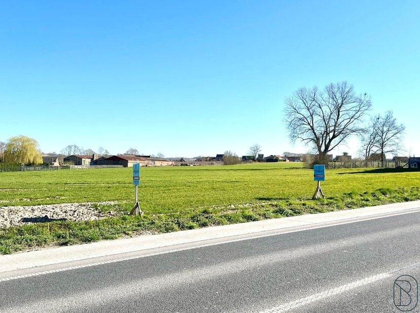 Terrain à bâtir avec une BELLE VUE. Situé en zone d&#039;habitat à caractère rural à vendre : 9a76ca. Selon le plan de géomètre, 18,75m à la rue et 50m de