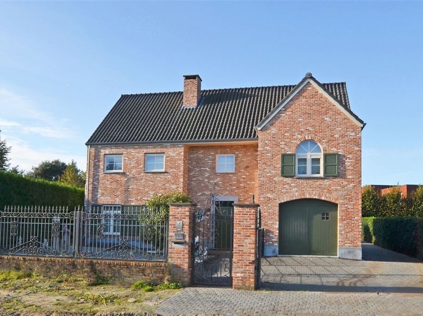 Ontdek deze karaktervolle gezinswoning, gelegen in een rustige en groene buurt van Kuringen. Deze ruime woning combineert landelijke charme met modern