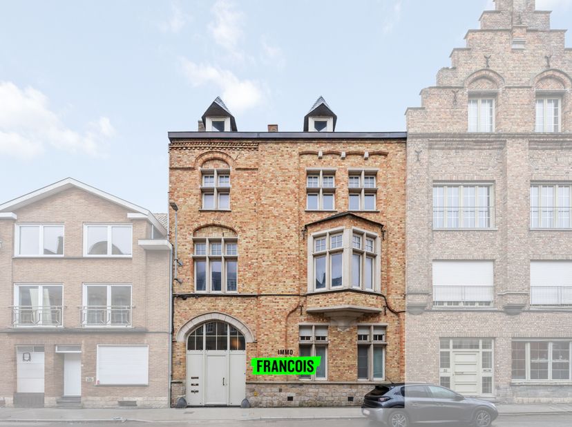 Dans le centre historique d&#039;Ypres, nous trouvons cette maison de maître unique. La propriété est située sur un terrain de 350 m² et se compose actuell