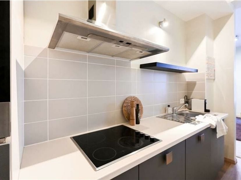 Un studio meublé spacieux de 45m2 situé dans la Korte Klarenstraat 9b à quelques pas du Meir, les transports en commun, les restaurants et la culture