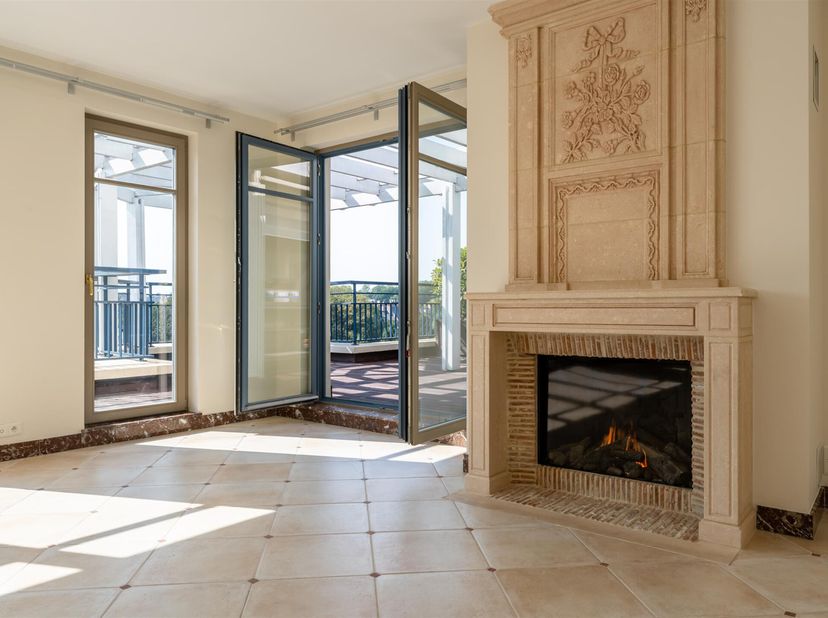 WOLUWE-SAINT-LAMBERT, à proximité du Shopping de Woluwe (métro Roodebeek)! Bel APPARTEMENT penthouse (3ch/2sdb) de 184 m² avec terrasse et parking. Si