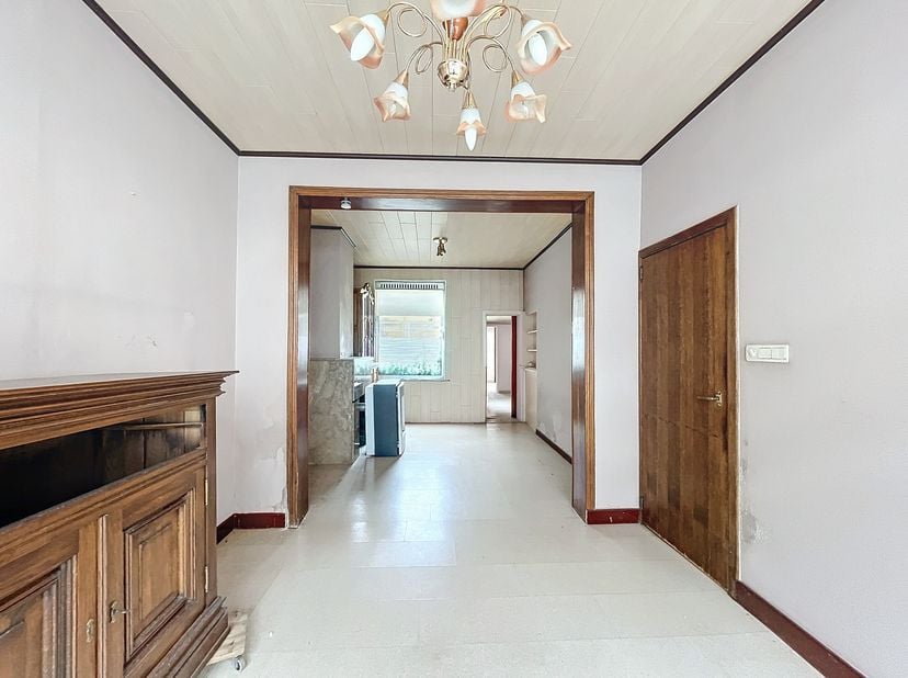 La maison peut être entièrement rénovée, mais offre une base solide pour ceux qui recherchent une maison abordable, de caractère et bénéficiant d&#039;un e