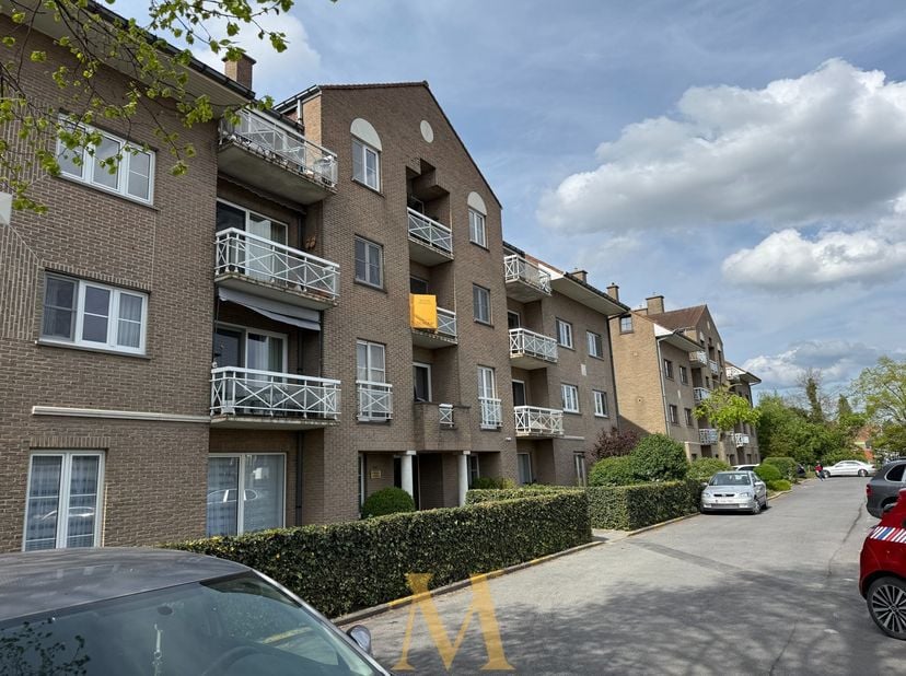 Cet appartement est idéalement situé et offre un excellent rendement locatif. La disposition est la suivante : hall d’entrée avec débarras, vaste et l