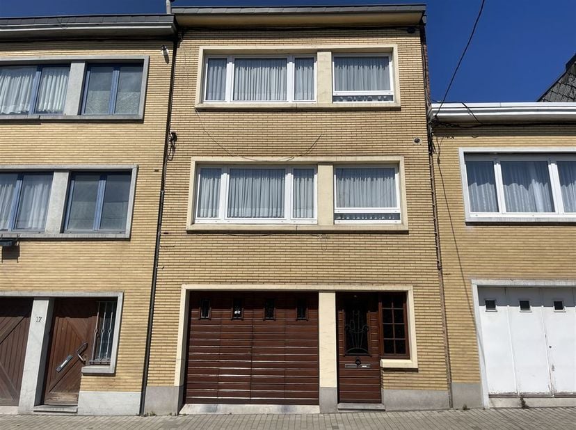 OPTION *****  Proche de tous les commerces et commodités, une maison bel-étage en très bon état, avec cour couverte et jardin.&lt;br /&gt;
Au rez-de-chaussé