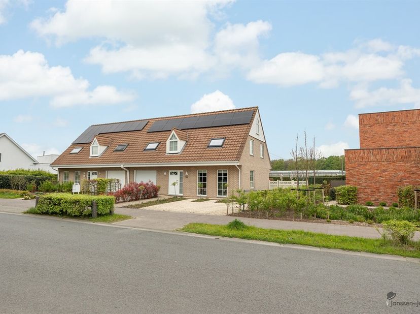 Bienvenue dans cette belle maison à Kontich ! Située sur un grand terrain de 1100m², cette spacieuse maison de 214m² offre tout le confort nécessaire