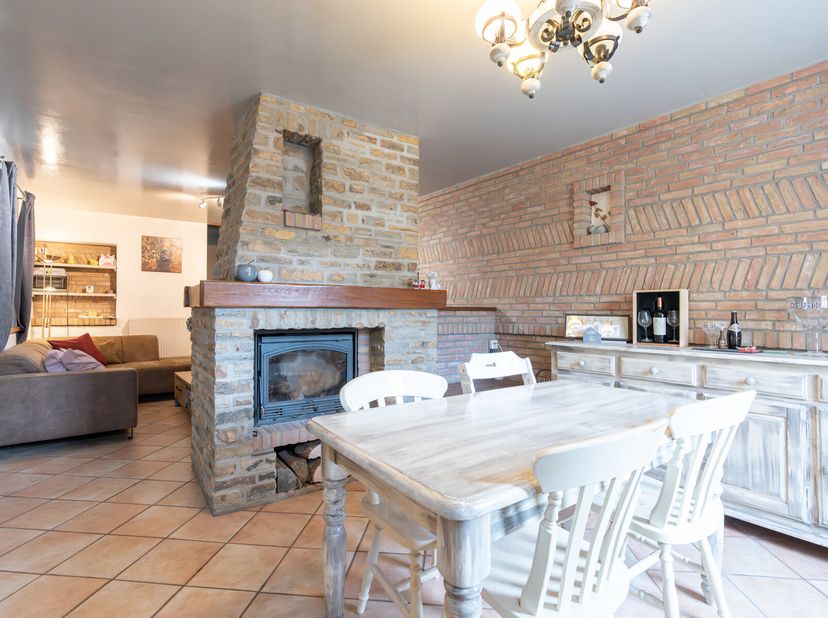 Immo By Julie heeft het genoegen u deze charmante 4-gevelwoning voor te stellen, ideaal gelegen in het hartje van Saint-Hubert, binnen handbereik van