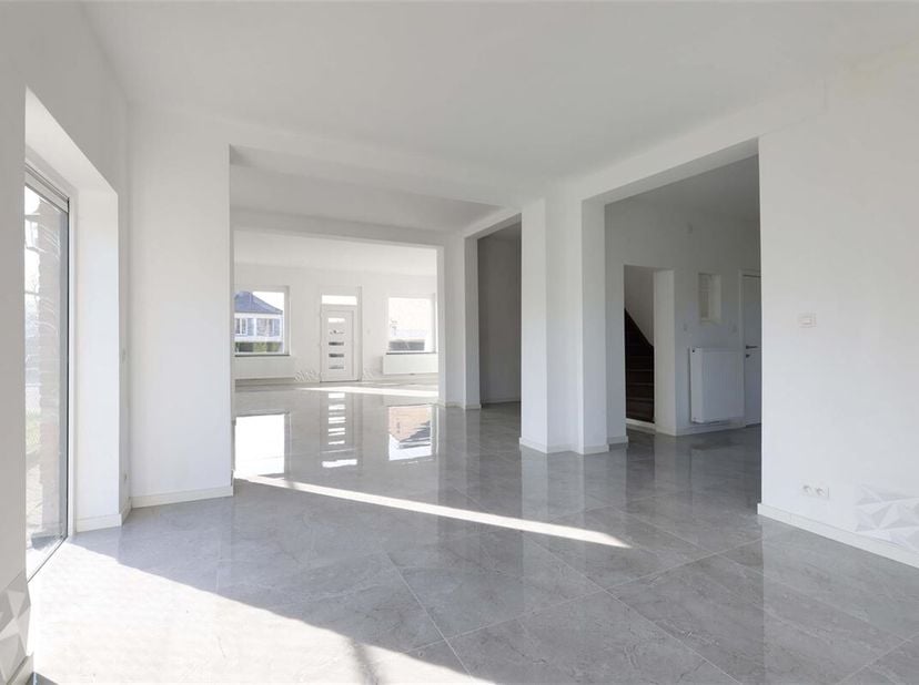 Ruime woning met 4 tot 6 slaapkamers in een groene deelgemeente van Lanaken&lt;br /&gt;
Ligging :&lt;br /&gt;
+ Rustig en landelijk gelegen, ideaal voor de wandel