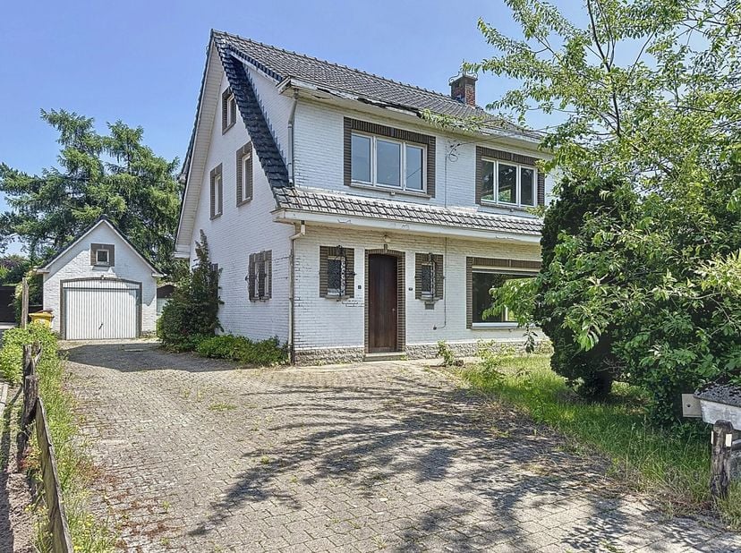 Deze charmante woning is gelegen in Mol-Gompel, een rustige en kindvriendelijke gemeente in Mol op een prachtig perceel van +/- 10 are.&lt;br /&gt;
Op wande