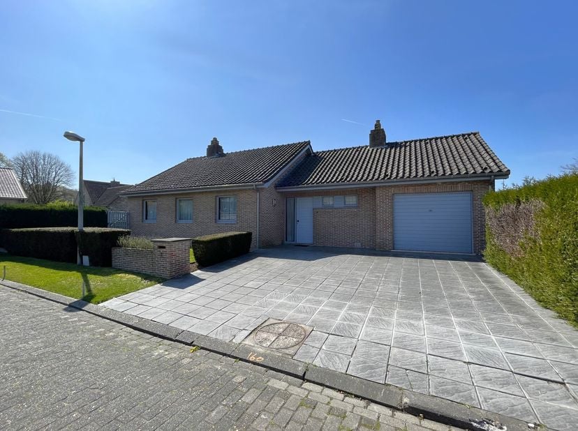 Op een residentiële ligging in de wijk Hermitage vinden we deze vrijstaande villa op een mooi zongericht hoekperceel van 849 m². Indeling: inkomhal me