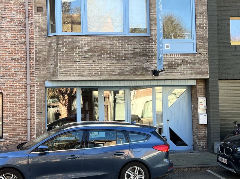 Handelspand centrum Belsele. Geschikt voor kleine winkel, kantoor, praktijk, koffieshop enzovoort. Geen nachtwinkel en/of bewoning toegestaan. Het pan