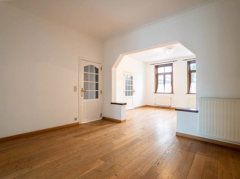 TRIOR Rixensart vous propose cette charmante maison de 139m², idéalement située à proximité des papeteries et de la gare de Genval. Elle se compose au