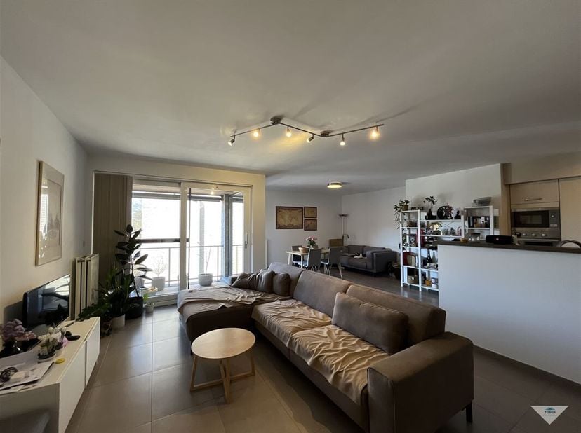 Ontdek dit ruime en stijlvolle appartement van 138 m² met drie slaapkamers, gelegen op de tweede verdieping van een recent gebouw in een aangename en