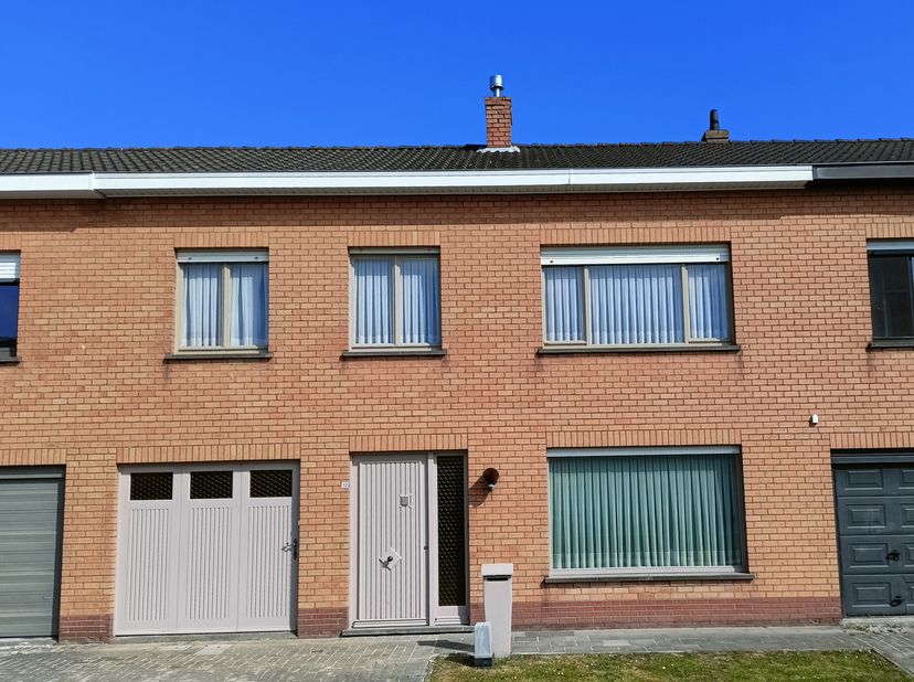 Te koop: Ruime gezinswoning met 4 slaapkamers en zonnige tuin in Veurne Ben je op zoek naar een woning in een rustige, groene omgeving met alle nodige