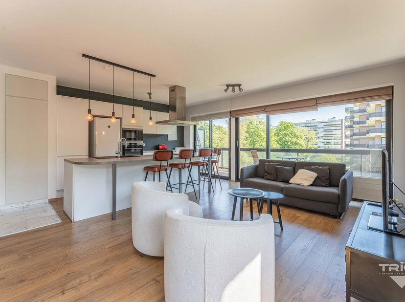 *** OPTION - DANS L&#039;ATTENTE DE LA SIGNATURE DU COMPROMIS *** TRIOR Woluwe a le plaisir de vous proposer ce superbe appartement en excellent état génér