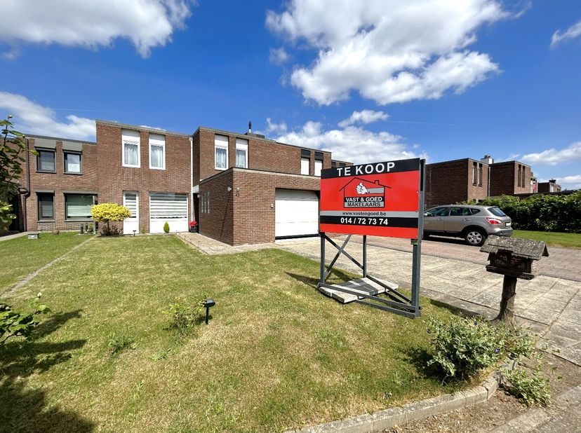 Deze eengezinswoning is rustig gelegen in de rustige straat, Rozenstraat in Laakdal. Scholen, winkels en openbaar vervoer bevinden zich op wandel- en