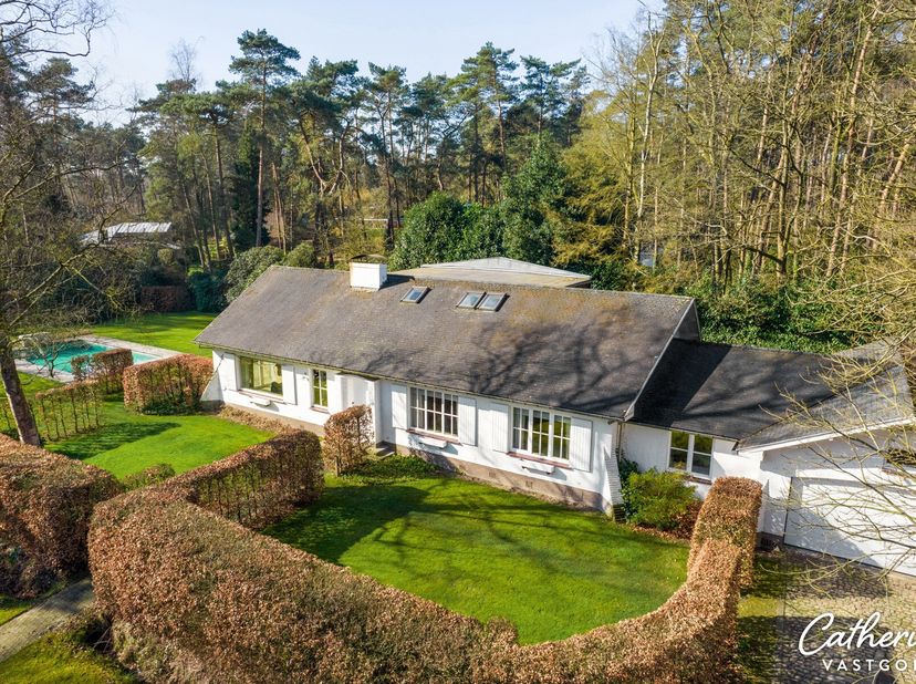 Welkom in deze gezellige villa, gelegen in een rustige doodlopende straat. Gelegen in een bosrijke residentiële wijk is deze woning perfect voor gezin