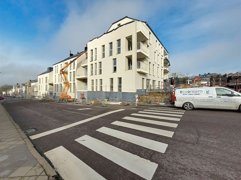 W Immobilière vous propose dans le centre d&#039;Arlon, A DEUX PAS DE LA GARE, un spacieux appartement deux chambres de 103 m². Ce bien se compose comme su