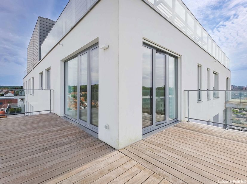 AUDERGHEM, dans le quartier Val Duchesse, situé au 9 étage dun immeuble neuf, appartement de 110 m² se compose comme suit : hall avec vestiaire, lumin