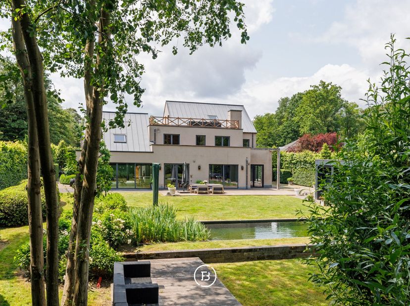 Deze instapklare villa uit 2007 ligt op een perceel van ca. 20 are in een rustige, doodlopende straat in het groene Keerbergen. Dankzij de discrete li