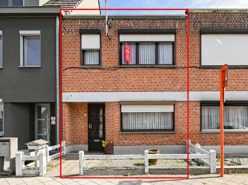 CENTRAAL GELEGEN WONING &lt;br /&gt;
 &lt;br /&gt;
Indeling:  &lt;br /&gt;
- gelijkvloers: inkom, ruimte onder trap, keuken, badkamer, living, eetkamer, stal, overdekt