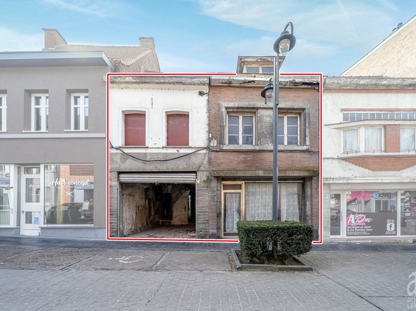 Idéalement situé dans la rue la plus commerçante d&#039;Antoing, lAgence Leclercq vous propose ce double immeuble à réhabiliter complètement.&lt;br /&gt;
L&#039;immeu