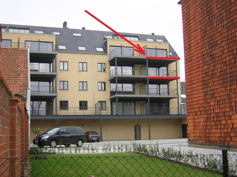 NL : Verzorg en heel goed gelegen ruim, twee slaapkamer appartement : inkom, leefruimte, met ruim zuidgericht terras (15 m² - 3 op 5 meter), open keuk
