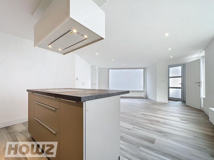 Situé au rez-de-chaussée dun immeuble calme à Wevelgem, cet appartement rénové de 173 m² allie confort, espace et prestations de qualité. Un bien rare