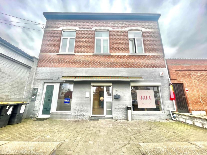 L&#039;essentiel immobilier vous présente une surface pouvant accueillir des bureaux, une profession libérale ou un commerce. &lt;br /&gt;
&lt;br /&gt;
Au rez-de-chaus