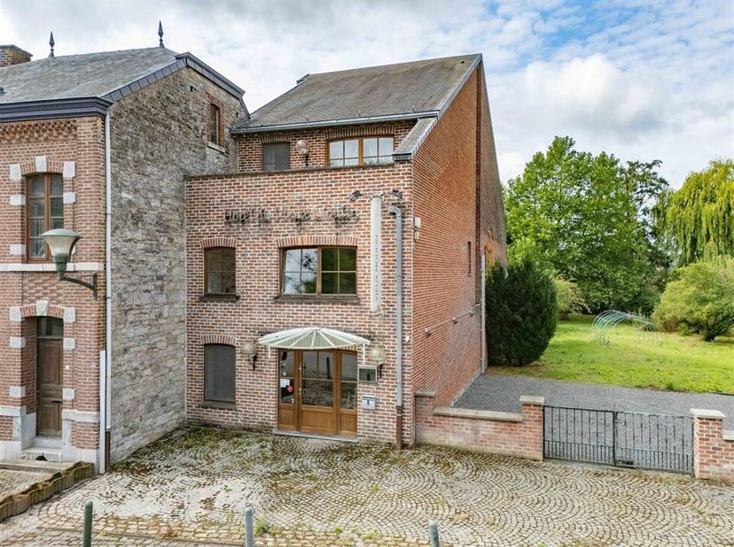 Une véritable institution est aujourdhui disponible à la vente, en plein coeur du charmant village dÉprave. Il sagit de lHôtel du Vieux Moulin, un éta