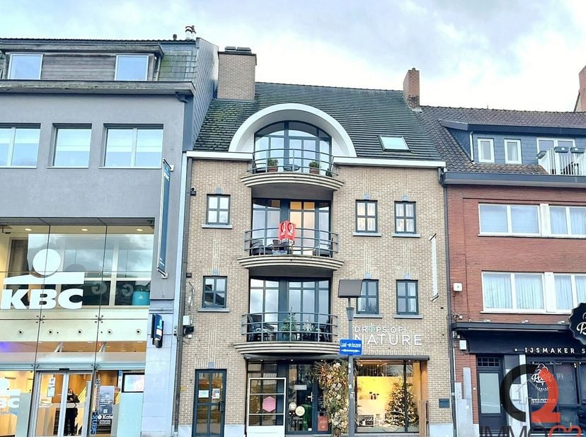 Handelsruimte met veel passage gelegen op een toplocatie in het pas heraangelegde centrum van Genk.&lt;br /&gt;
Het pand biedt een waaier aan mogelijkheden