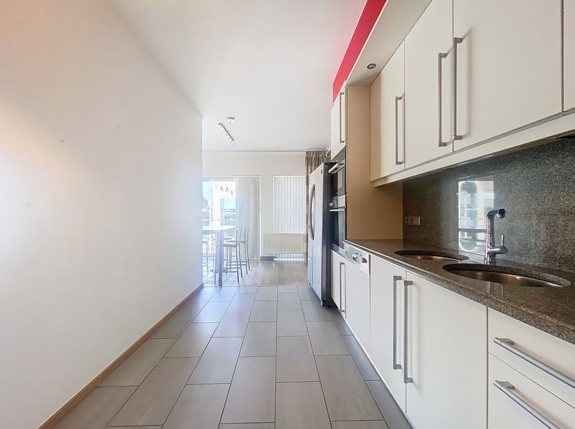 LIEU:&lt;br /&gt;
Cet appartement bénéficie d&#039;un excellent emplacement dans le centre d&#039;Eeklo. L&#039;appartement est situé en bordure de Krügershopping et à dis