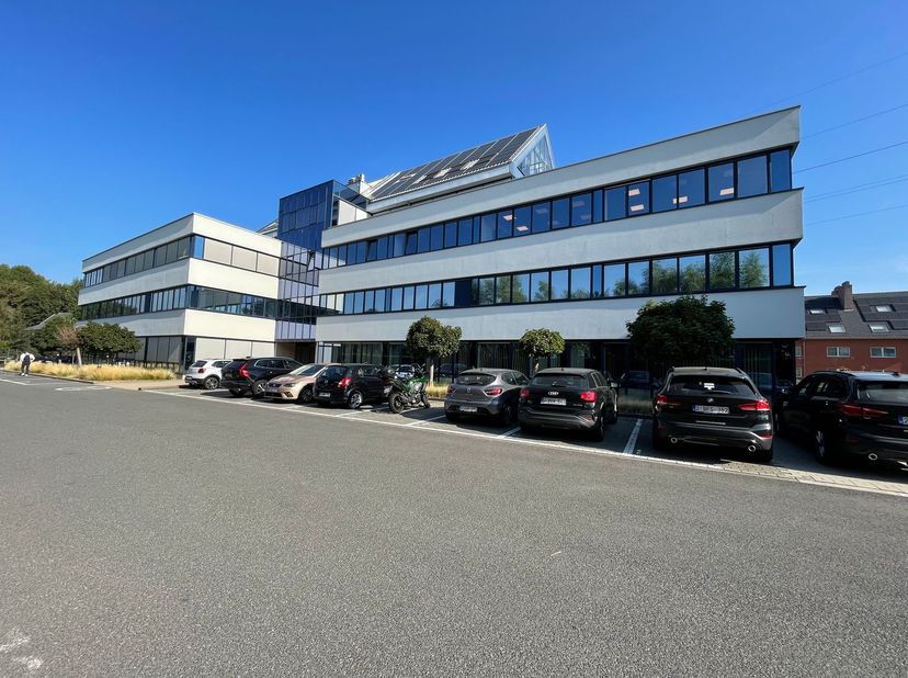 Fenomenaal gelegen kantoor van 1.220 m² te huur langs de afrit van E17 en R4. De kantoorruimte is gelegen op de eerste verdieping, kwalitatief afgewer