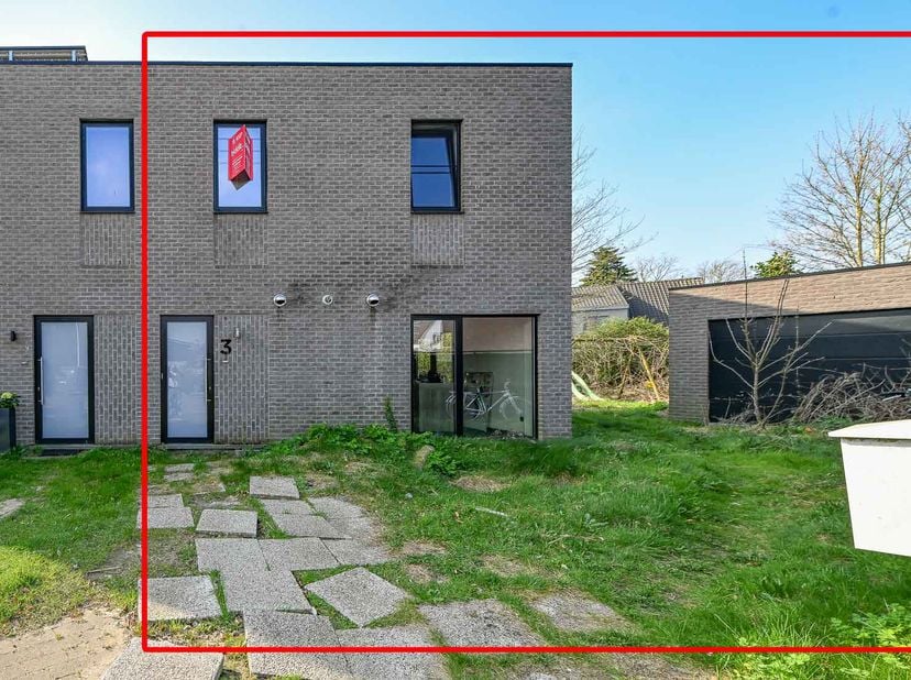 WOONHUIS MET TUIN EN GARAGE &lt;br /&gt;
 &lt;br /&gt;
Rustig gelegen woning voorzien van alle modern comfort, met 3 slaapkamers en badkamer.   &lt;br /&gt;
Ruime tuin