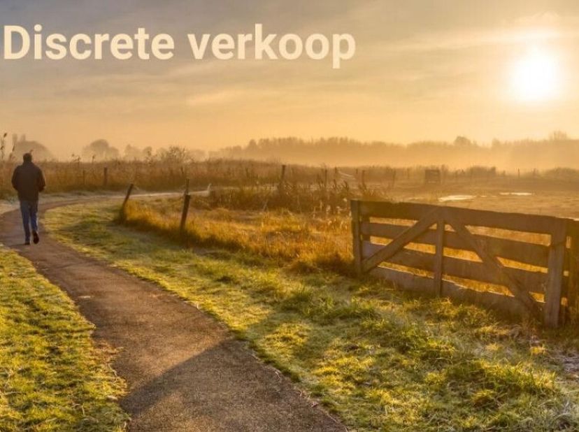 Ruime casco woning op een totale oppervlakte van 2.224 m² op unieke locatie in Zwevezele.Ontdek deze L-vormige casco woning, gelegen in het centrum va