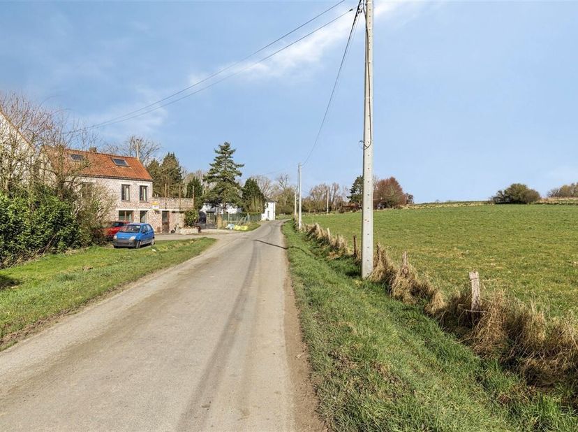 www.houtain6.be&lt;br /&gt;
Au milieu des champs, à deux pas de Lessines, dans le vallonnement du Ghoy, se trouve cette maison rurale à rénover sur 812 m².