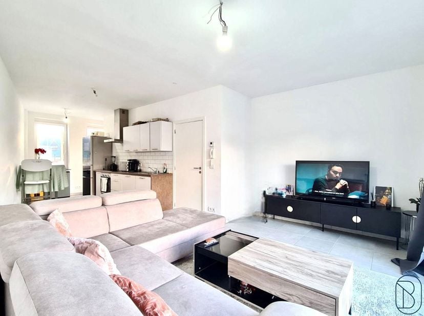 OPPORTUNITE bien située composée d&#039;un studio et d&#039;un appartement en duplex. Rénovation totale en 2018. Rez-de-chaussée : studio de 45m² avec terrasse