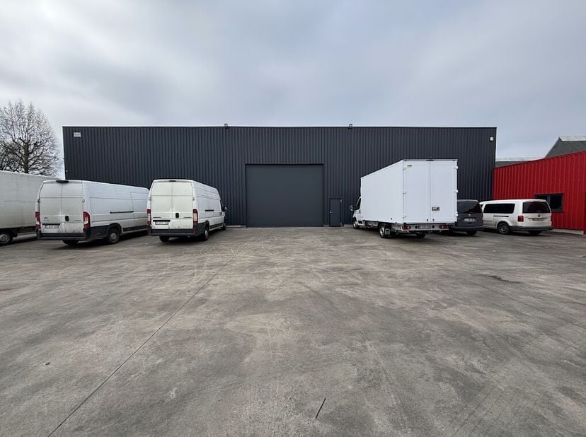 Ruim en toegankelijk magazijn van ca. 600 m², ideaal voor opslag of werkruimte.&lt;br /&gt;
Voorzien van een sectionale poort voor vlotte toegang.&lt;br /&gt;
Gel