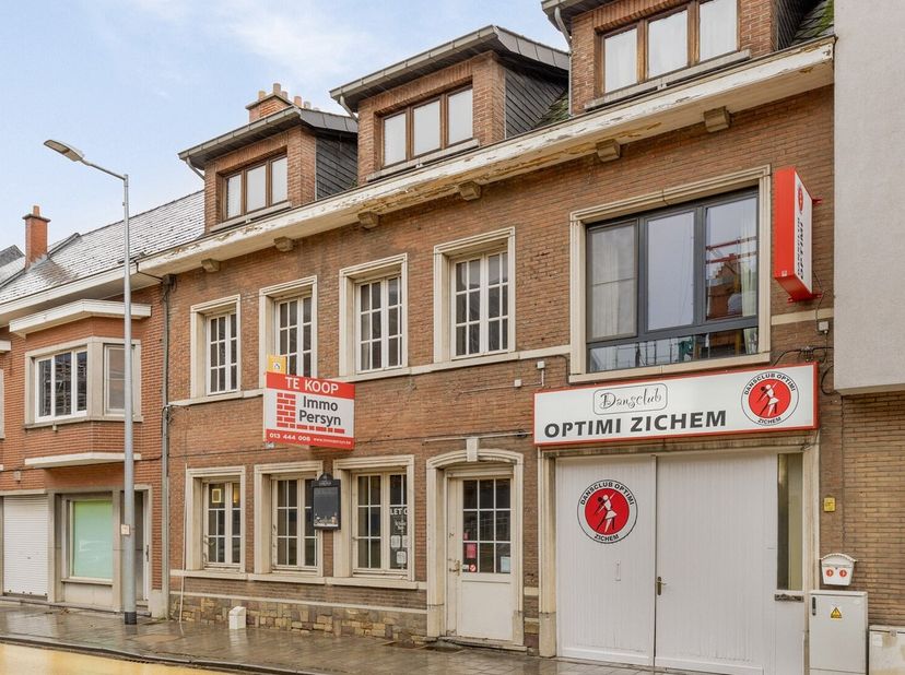Deze veelzijdige eigendom in het hartje van Zichem biedt een uitstekende investeringskans.&lt;br /&gt;
&lt;br /&gt;
Het pand omvat op dit moment:&lt;br /&gt;
&lt;br /&gt;
	-O