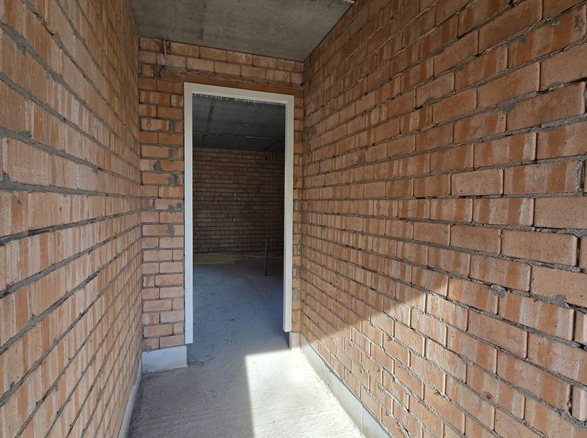 Deze gelijkvloerse woning die reeds wind- en waterdicht werd afgewerkt bevindt zich op een perceel van 618m². De woning is voorzien van twee slaapkame