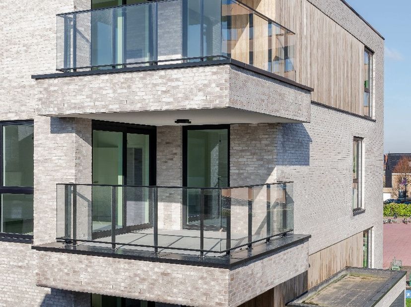 Het appartement is gelegen op de tweede verdieping De inkomhal leidt naar de woonkamer met een open ingerichte keuken die uitgeeft op een zuidgericht
