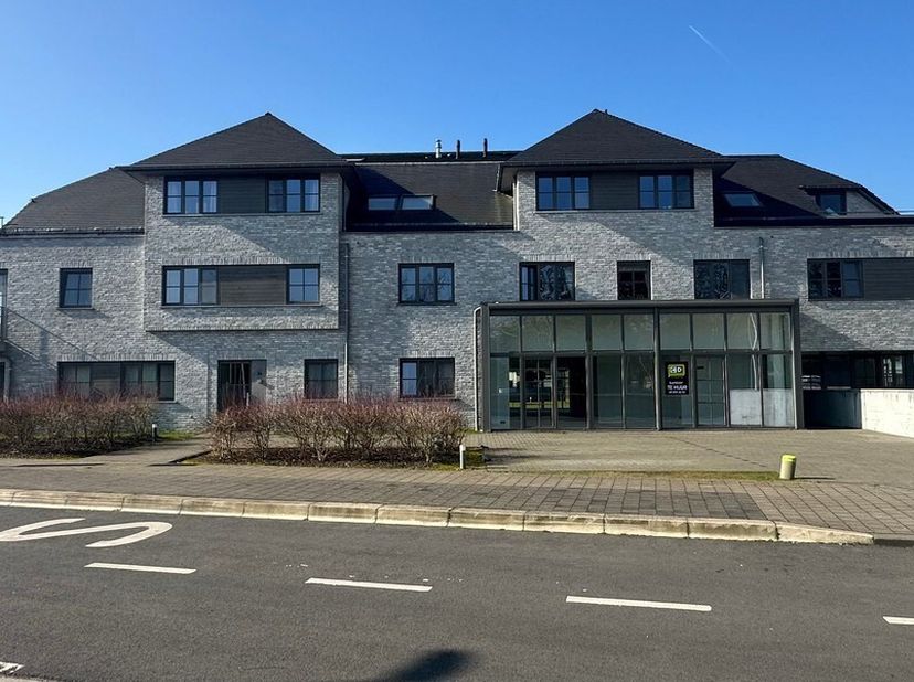 251m² kantoorruimte op gelijkvloers in residentie Azalea&lt;br /&gt;
Ligging: tussen afrit E17 (2,8 km) en afrit E40 (4,2 km). Het station van De Pinte en b