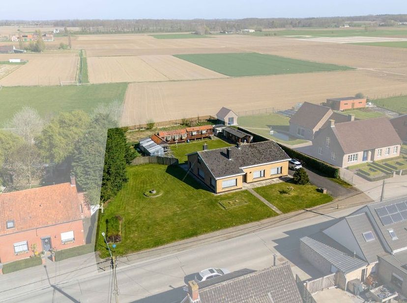 In het landelijke en rustige gehucht &quot;de Madonna&quot; treffen we deze alleenstaande woning, gebouwd in 1970 op een prachtig perceel grond van meer dan 2.0