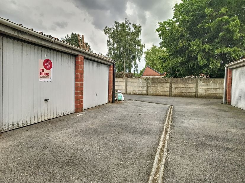 Garage fermé dans un emplacement central à Izegem.&lt;br /&gt;
Caractéristiques spécifiques:&lt;br /&gt;
- Dimensions: 3 m x 5,15 m&lt;br /&gt;
- Portail basculant