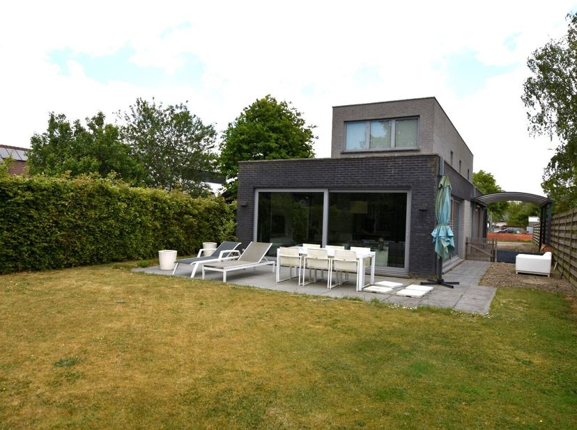 Deze hedendaagse woning is rustig doch centraal gelegen nabij het centrum van Oostkamp. Deze prachtige alleenstaande woning is op de gelijkvloerse ver