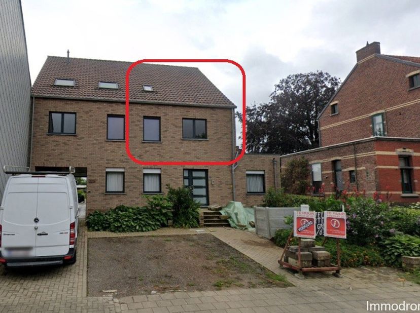 Pas afgewerkte duplex met 2 slaapkamers en ruim terras aan het Gouden Kruispunt.&lt;br /&gt;
De indeling is als volgt; gemeenschappelijke trappenhal, inkomh