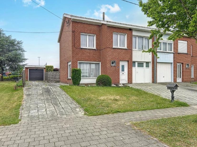 Centraal gelegen halfopen bebouwing bestaande uit een inkomhal met afzonderlijk toilet, lichtrijke leefruimte met eet- en zithoek, ruime keuken met ee
