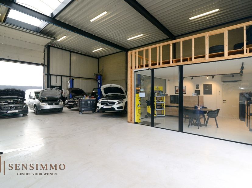 Ben je op zoek naar een kant-en-klare garage om meteen aan de slag te gaan? Deze perfect uitgeruste autowerkplaats, gelegen aan de Hermeslaan 15b, Dil
